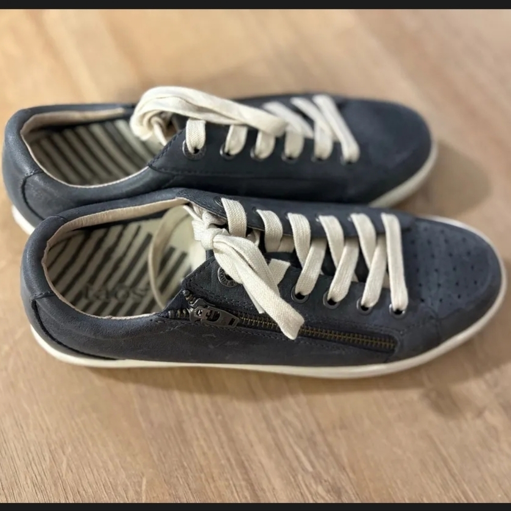 Taos Footwear Women’s Slim Straight Sneakers in Gray with Cream Laces - Picture 3 of 5